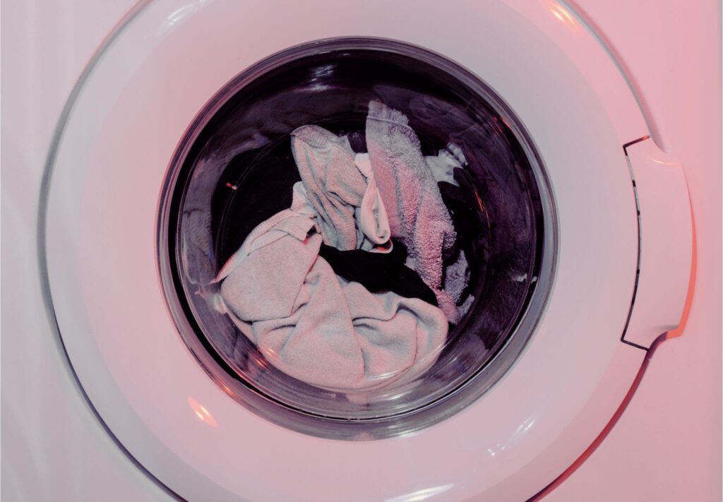 Nasse Wäsche in der Waschmaschine