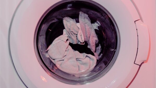 Nasse Wäsche in der Waschmaschine