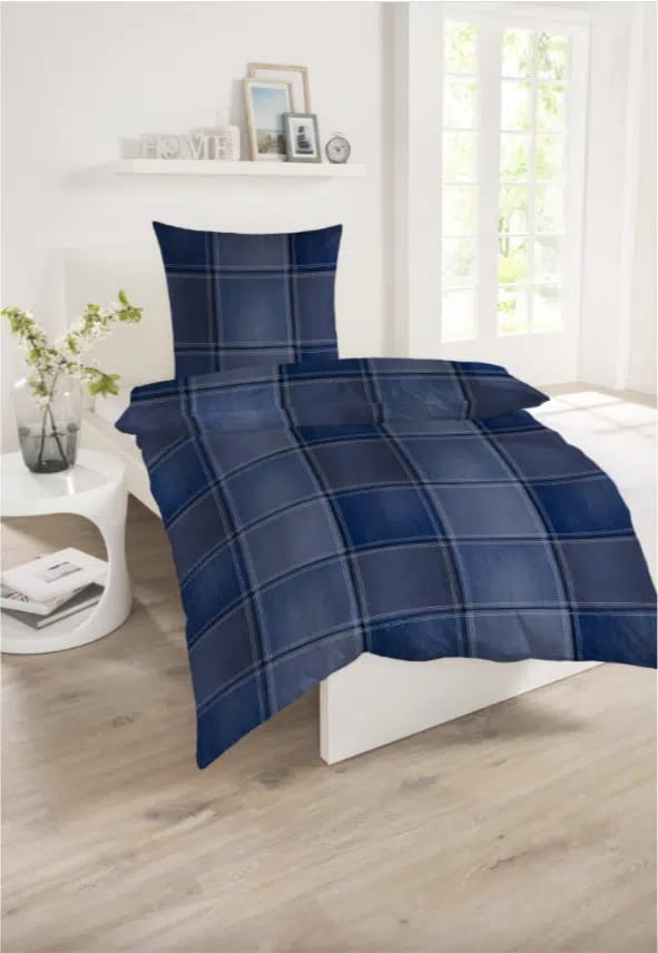 Renforcé-Bettwäsche in Beige- und Brauntönen mit breiten Querstreifen, auf einem weißen Bett in einem hellen, modern eingerichteten Schlafzimmer mit Holzboden und Tageslicht.