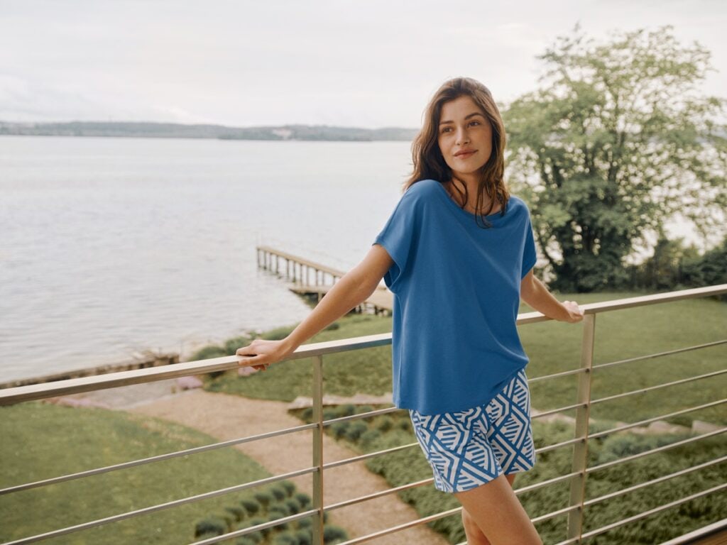 Weibliches Model in Loungwear aus Modal