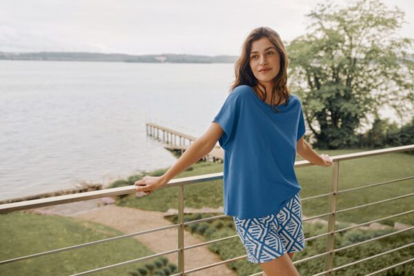 Weibliches Model in Loungwear aus Modal