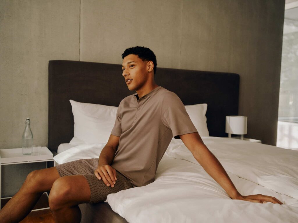 Männliches Model in hellbraunem, kurzem Schlafanzug für Männer