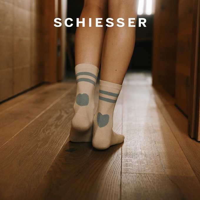Weiße SCHIESSER Socken mit blauem Herz-Motiv an der Ferse und sportlichen Streifen am Bund – bequeme Baumwollsocken für hohen Tragekomfort.