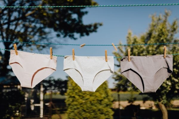 Drei Damen-Unterhosen zum Trocknen nach dem Waschen auf einer Wäscheleine