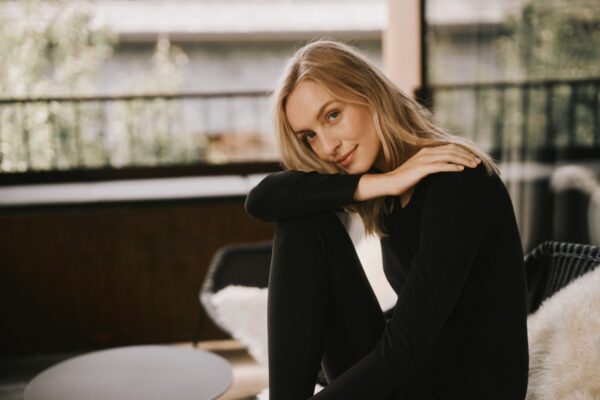 Model sitzt in warmer, schwarzer Winterwäsche