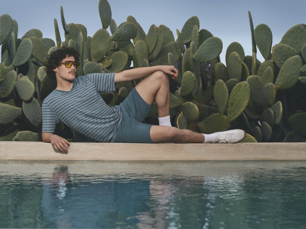 Model in einem kurzen Schlafanzug