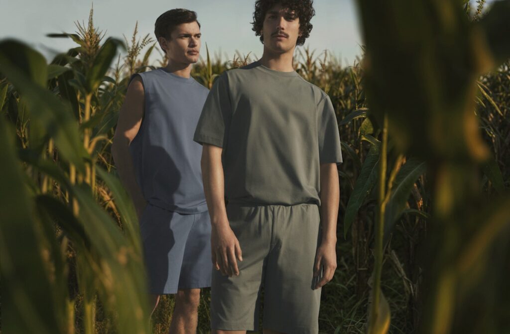 Zwei männliche Models in Homewear von SCHIESSER in einem Feld