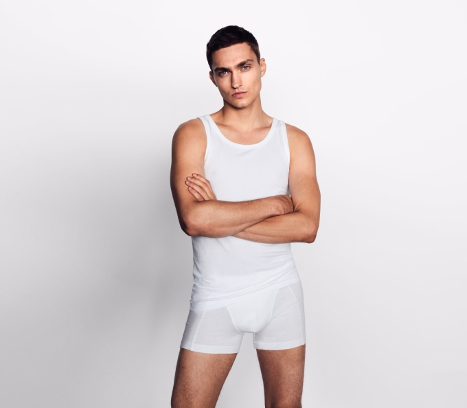 Mann in weißem Rundhals-Unterhemd und Boxer Briefs