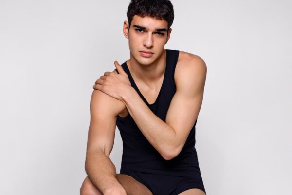 Model in einem schwarzen Herrenunterhemd