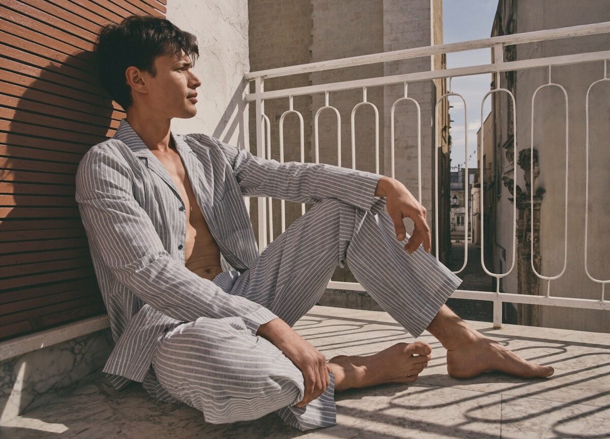 Model in einem aufgeknöpften Pyjama