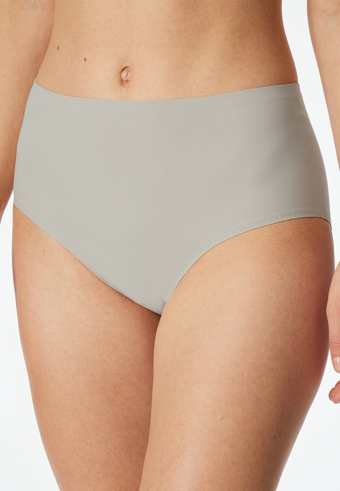 Nahaufnahme eines Damen-Maxi-Slips in Hellgrau – getragen, Vorderansicht, mit hohem Bund und nahtloser Verarbeitung.