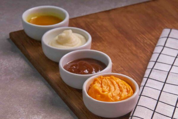 verschiedene Saucen in Schalen auf einem Tablett serviert