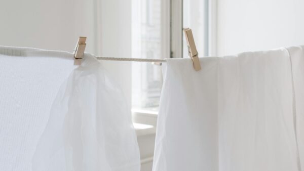 Weisse Kleidung auf der Leine