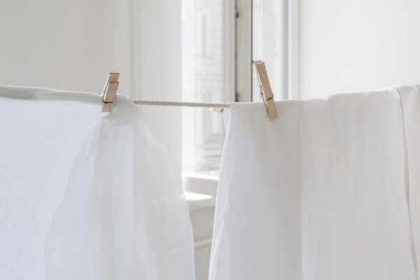 Weisse Kleidung auf der Leine