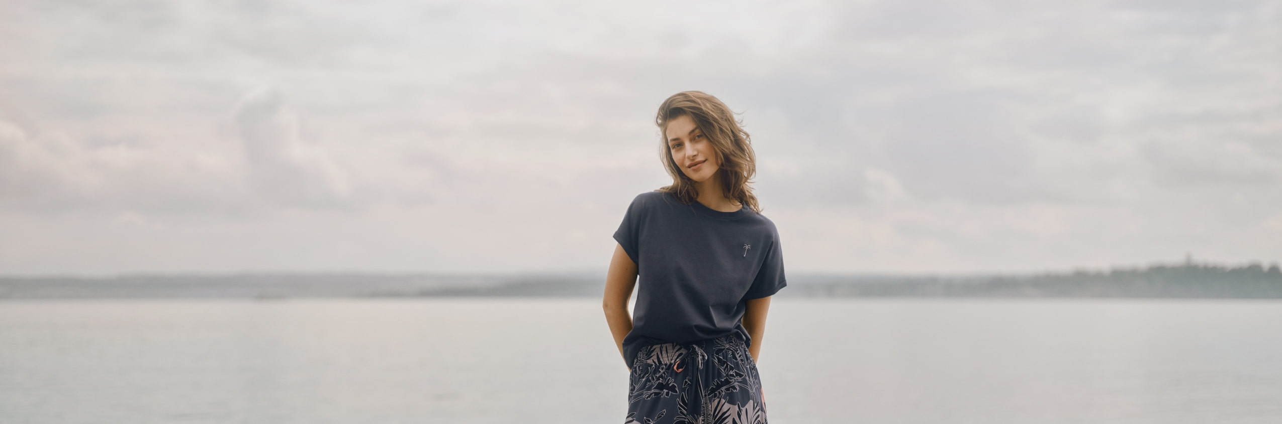Model in dunkelblauer Loungewear von SCHIESSER