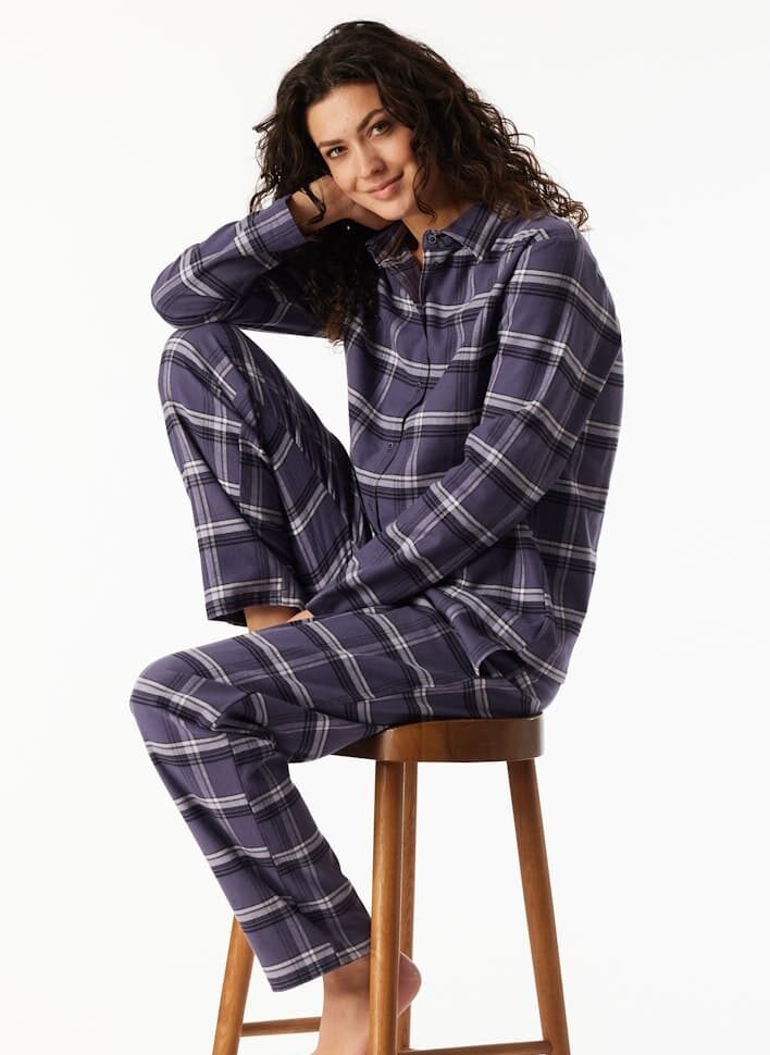 Model sitzt auf einem Stuhl, in wärmender Schiesser Wäsche