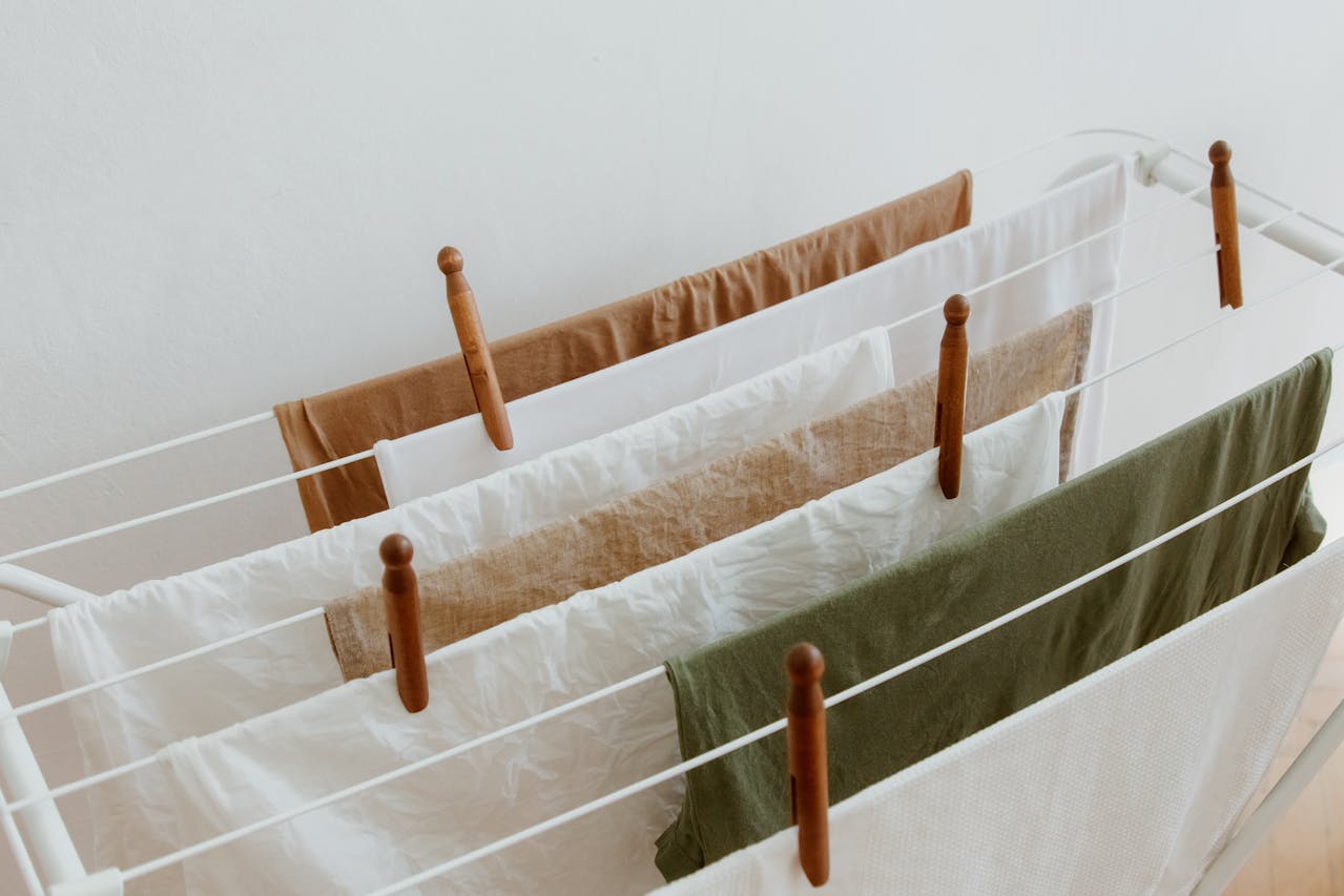 Wäsche zum Trocknen in der Wohnung auf einem Wäscheständer