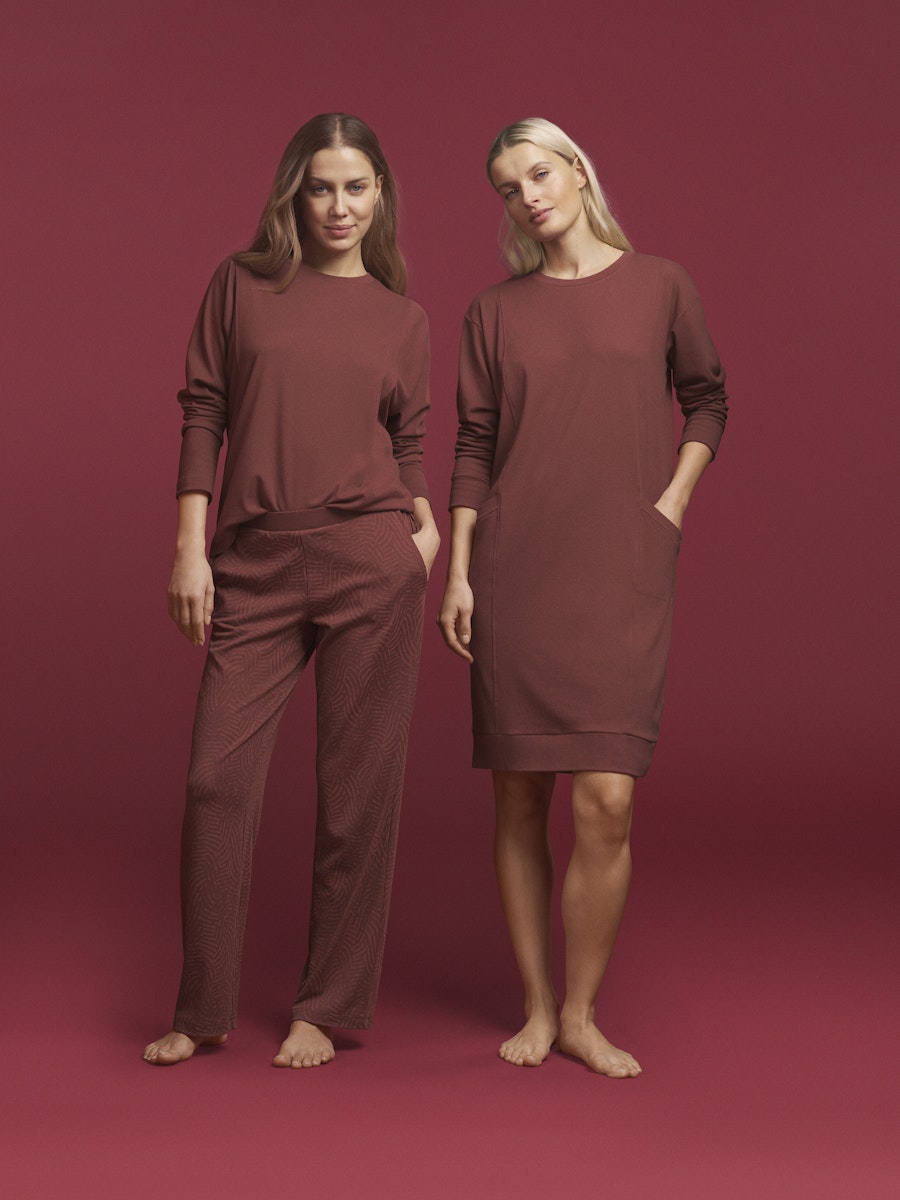 Zwei weibliche Models von Schiesser. Eine in einem Roten Pyjama und die andere in einem roten Nachthemd