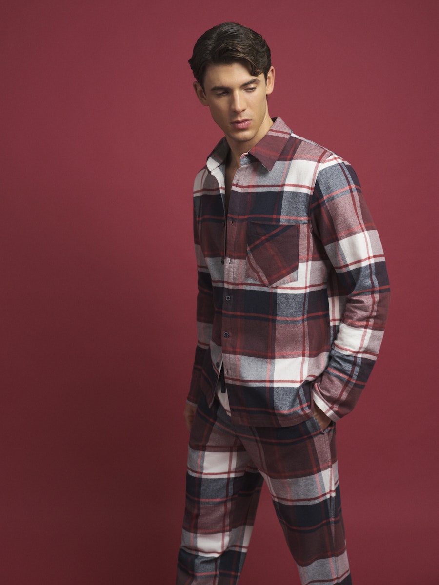 Männliches Model in einem Flanell-Pyjama von SCHIESSER