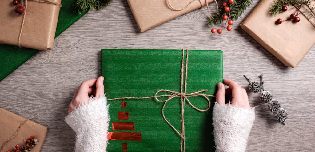 Weihnschtsgeschenke verpackt auf dem Boden