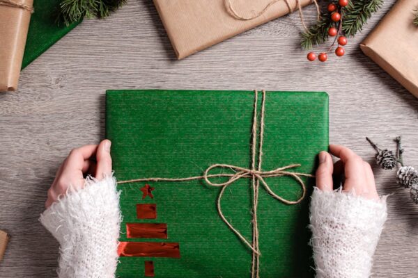 Weihnschtsgeschenke verpackt auf dem Boden