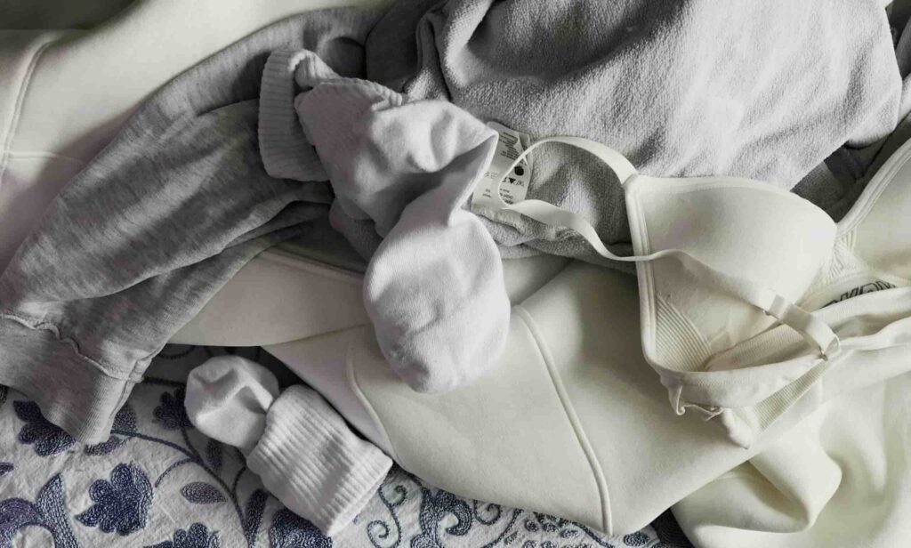 Dreckige Wäsche liegt auf dem Boden