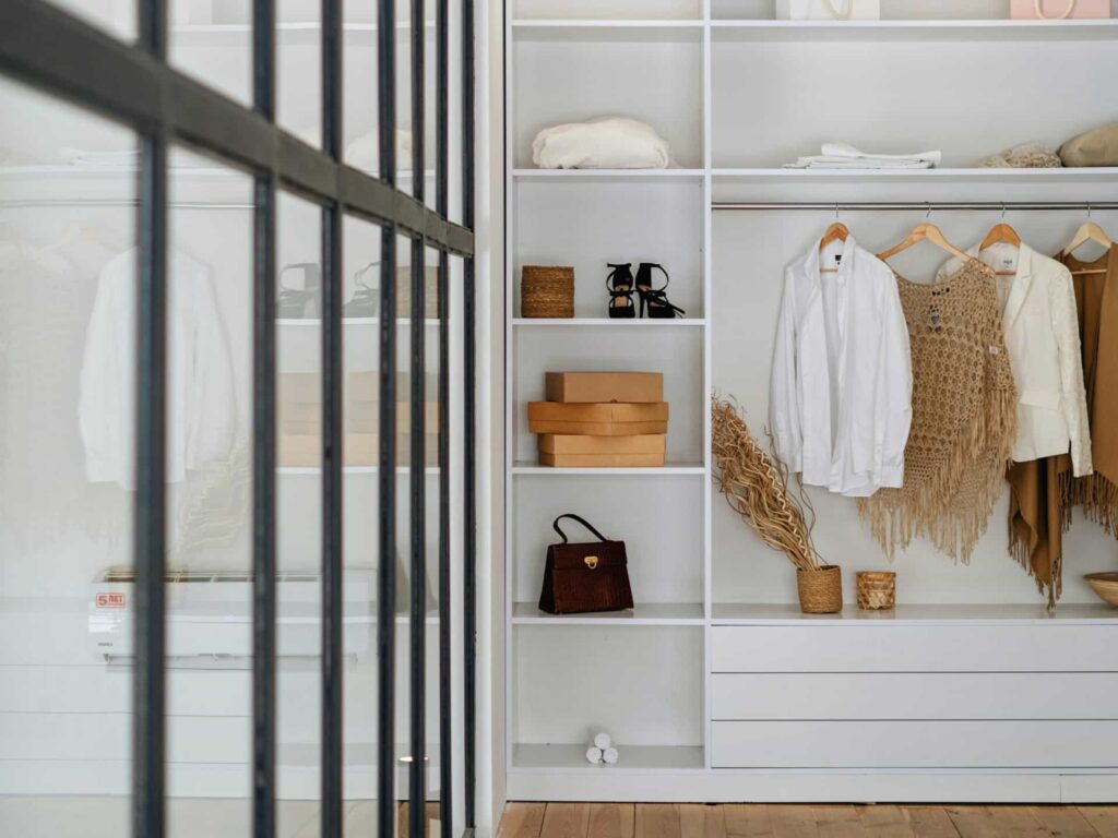 Minimalistisch eingerichteter Kleiderschrank mit einer Capsule Wardrobe aus zeitlosen Kleidungsstücken.