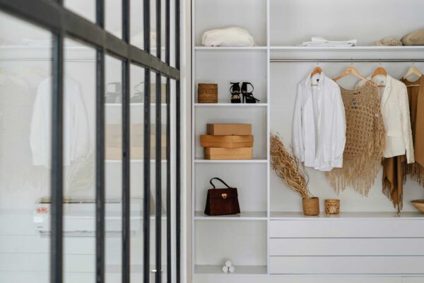Minimalistisch eingerichteter Kleiderschrank mit einer Capsule Wardrobe aus zeitlosen Kleidungsstücken.