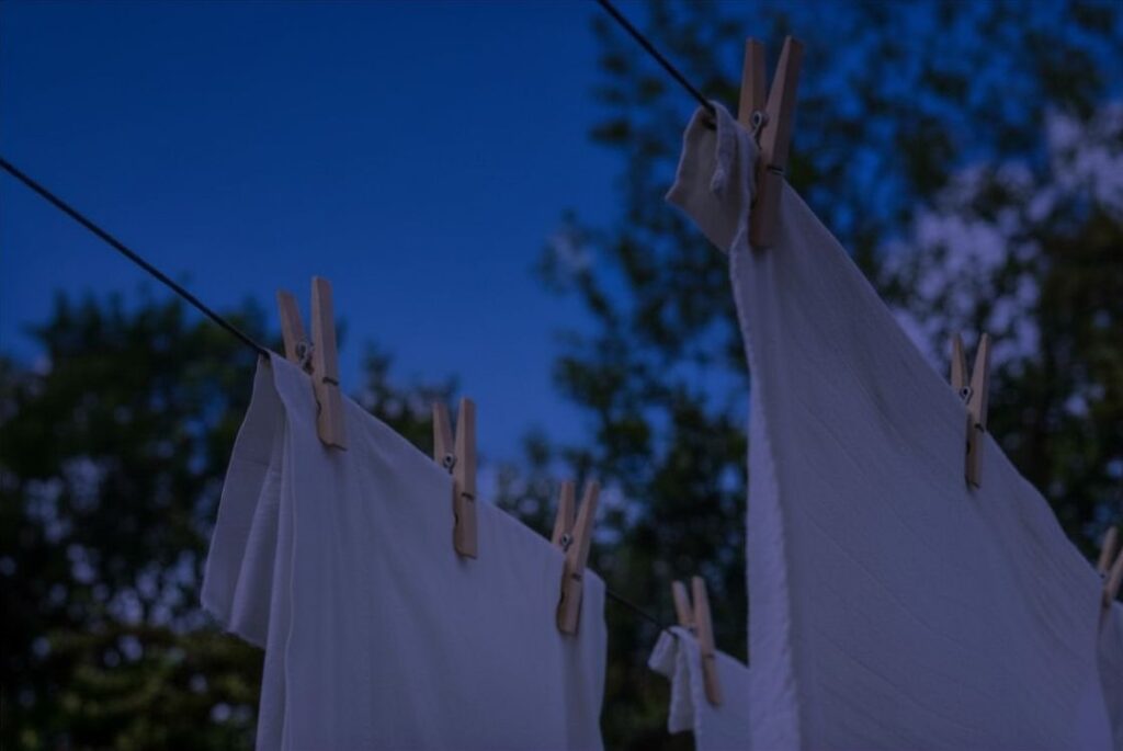 Wäsche an der Wäscheleine draußen bei Nacht