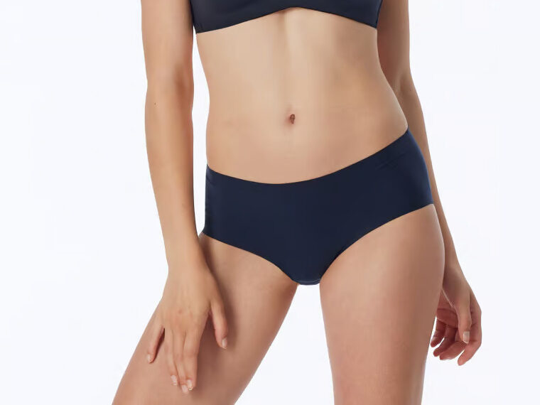 Model mit blauer Unterwäsche