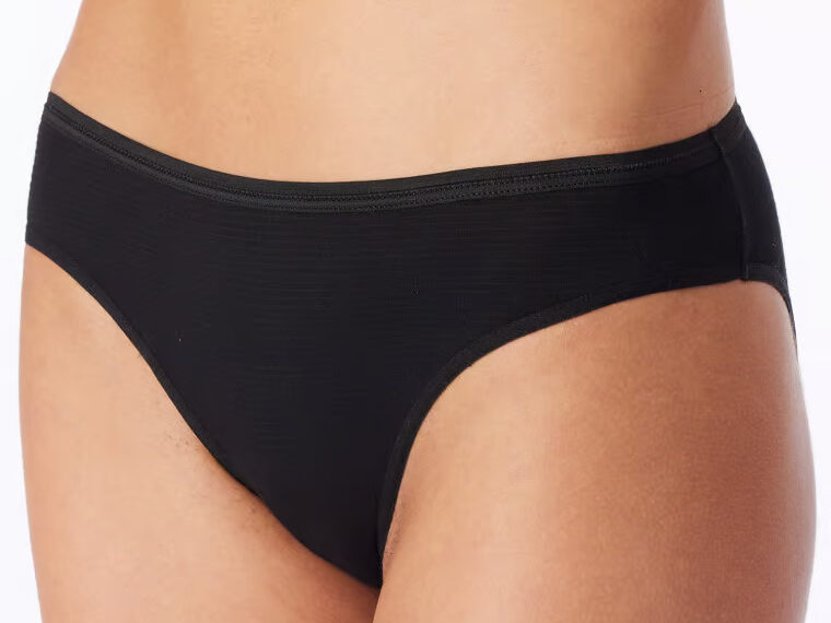 Model mit schwarzer Unterwäsche