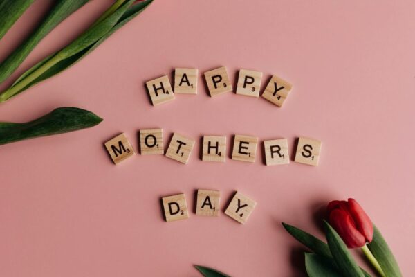 Kleine Steine mit dem Schriftzug "Happy Mothers Day" und Blumen