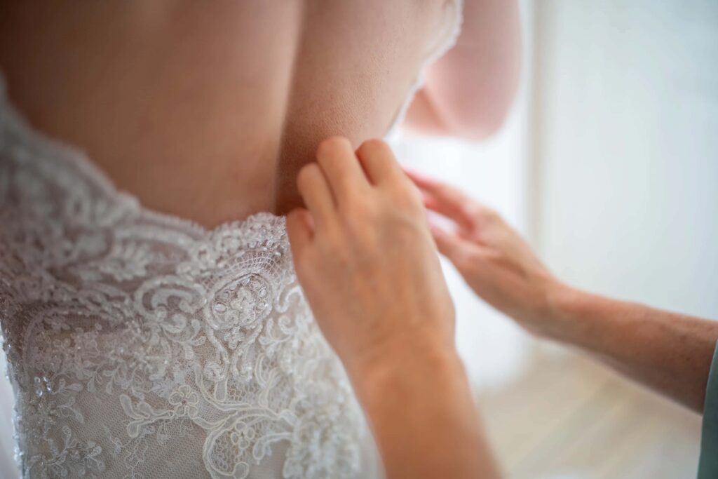 Hilfe beim Anziehen des Brautkleides