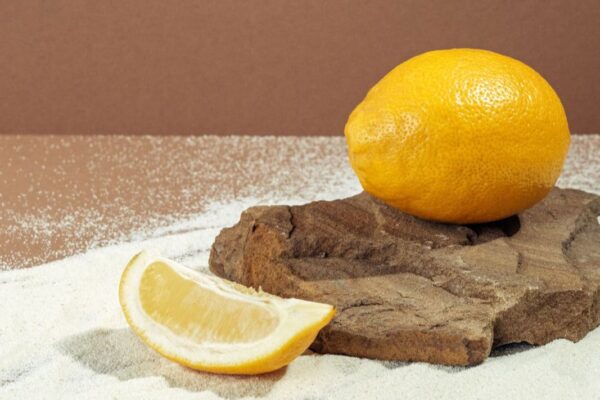 Zitrone als Hausmittel zum Entfernen von gelben Deo Flecken aus Kleidung.