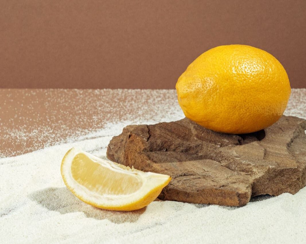 Zitrone als Hausmittel zum Entfernen von gelben Deo Flecken aus Kleidung.