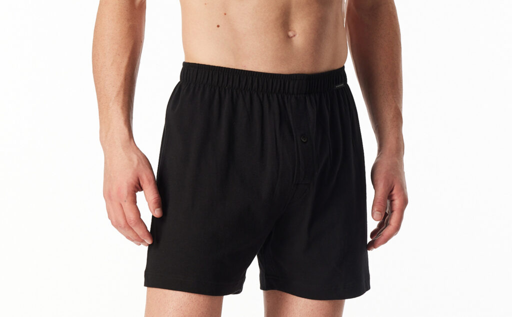 Schwarze Boxershorts an einem Model