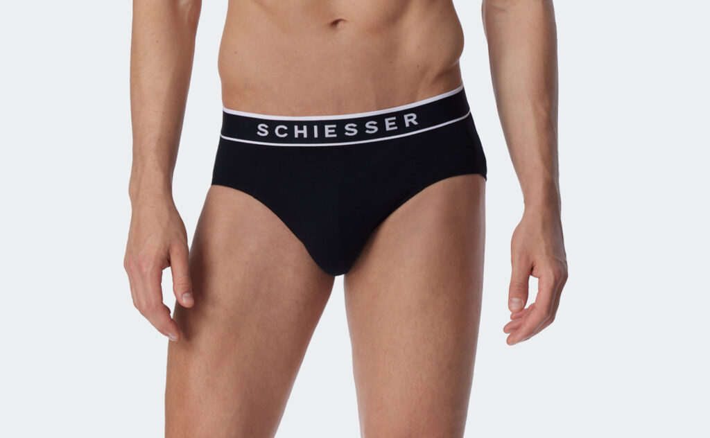 Slips in schwarz von SCHIESSER an einem Model