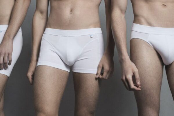 Drei männliche Models in Slips und Boxershorts in weiß von SCHIESSER