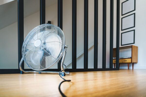 Ventilator auf einem Wohnungsboden