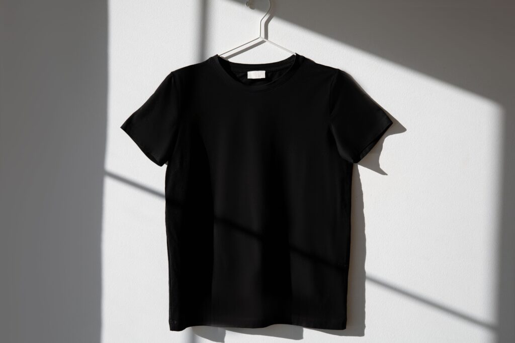 Schwarzes Shirt am Kleiderbügel